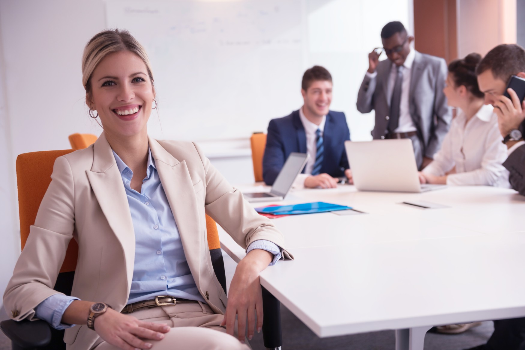 Бизнес леди. Tipalti. Женщина руководитель. Working from home very busy. Женщина в офисе.