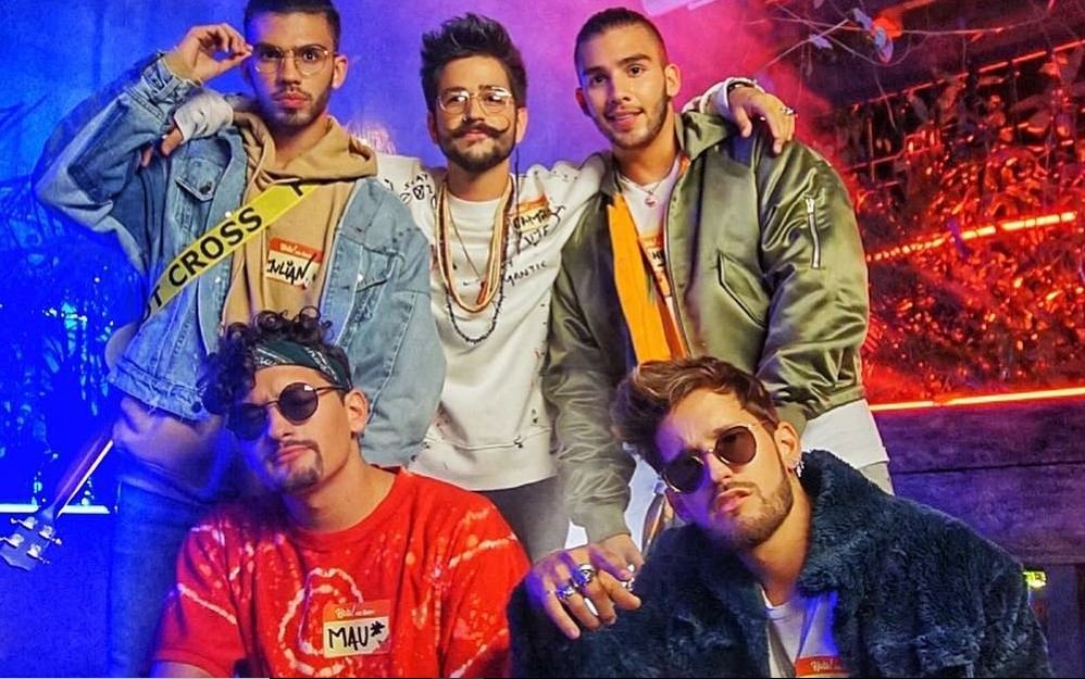 Desconocidos - Mau y Ricky (Lyrics)