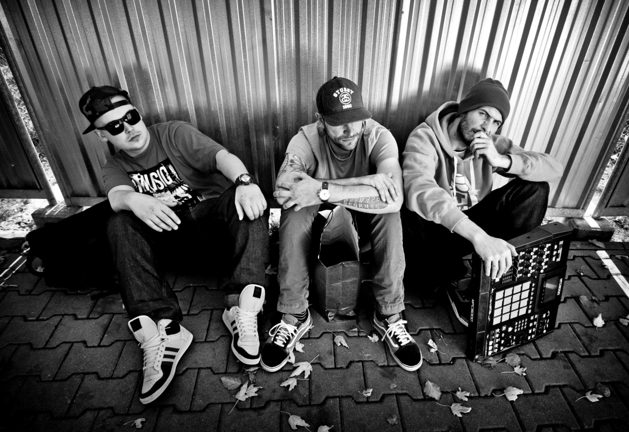 Штаны рэперов 2000. Кепка рэпера. Стиль реп. Хип хоп субкультура стиль одежды. Стиль хип хоп 2023.