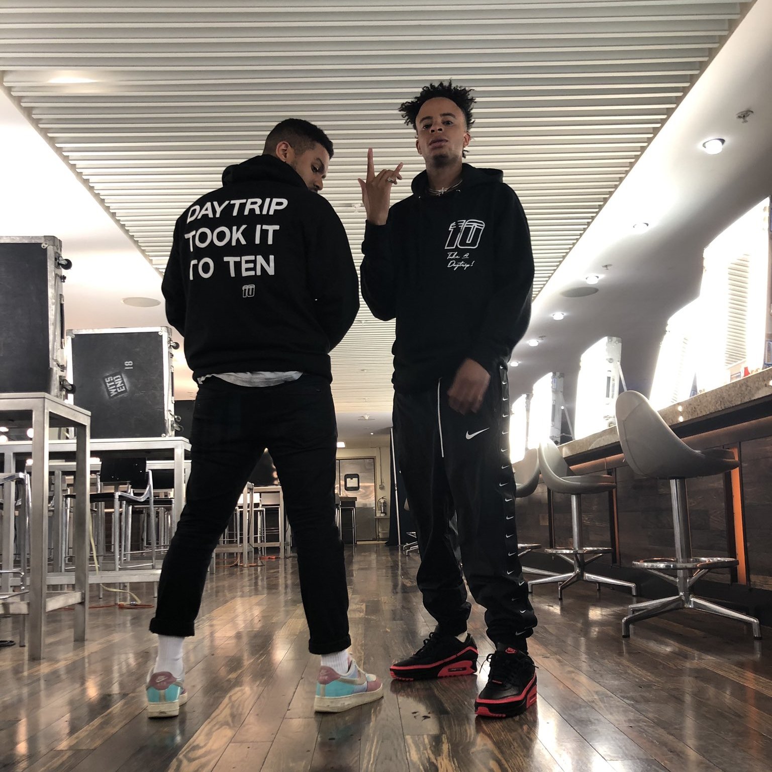 Its quarter past five. Took it to ten. It takes конструкция. It takes конструкция упражнения. Конструкция it takes в английском.