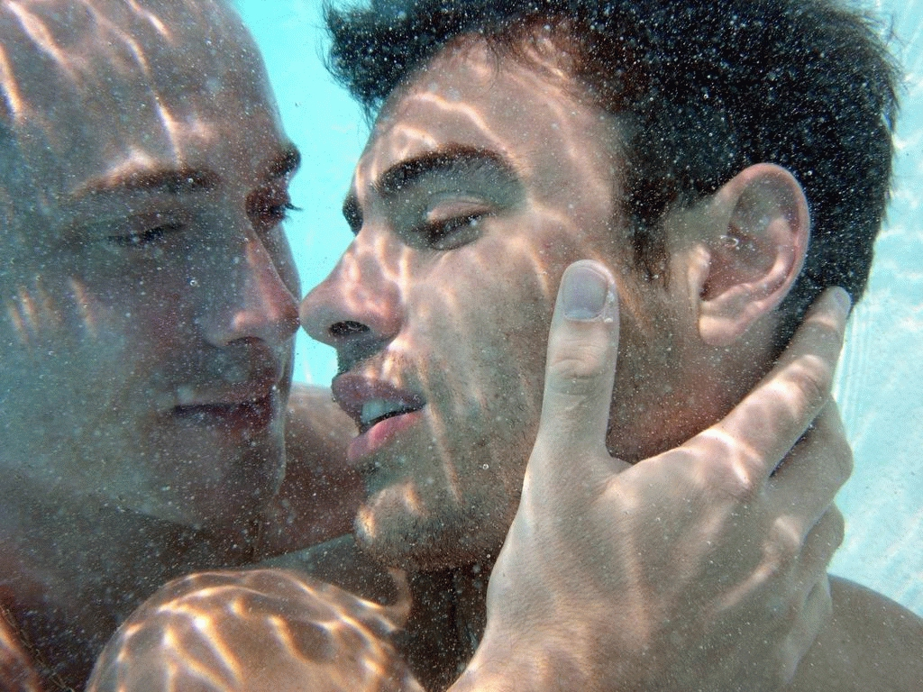 Пригласил друга гея. Два парня в воде. Мужская любовь. Два мужчины в бассейне. Парень в бассейне Эстетика.