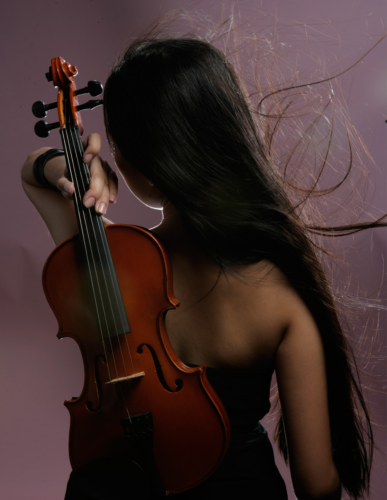 Музыку великолепная скрипки. Скрипачка Виолин. Девушки со скрипкой. Женщина со скрипкой. Красивая девушка со скрипкой.