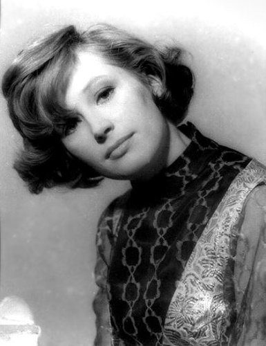 Qulupnaylarning barglari burishib turibdi.