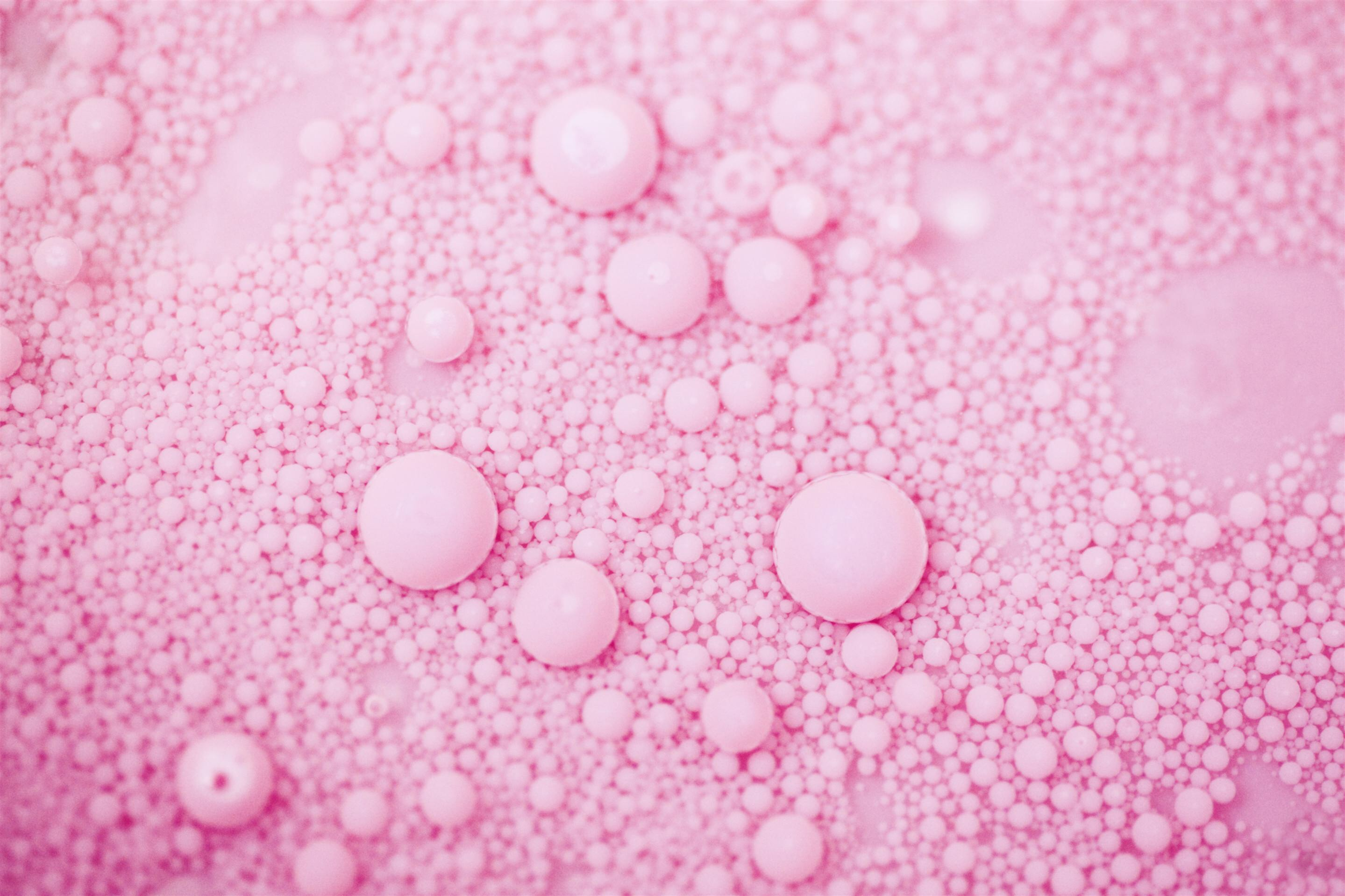 Розовые пузырьки. Розовые пузыри фон. Розовый фон с пузырьками. Мыльные пузыри на розовом фоне.