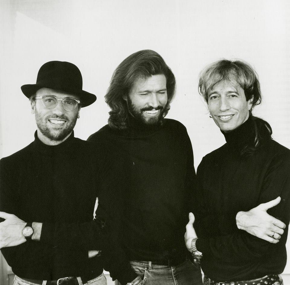 Биджис. Группа Bee Gees. Братья Гибб би джиз. Bee Gees в молодости. Вокалист группы Bee Gees.