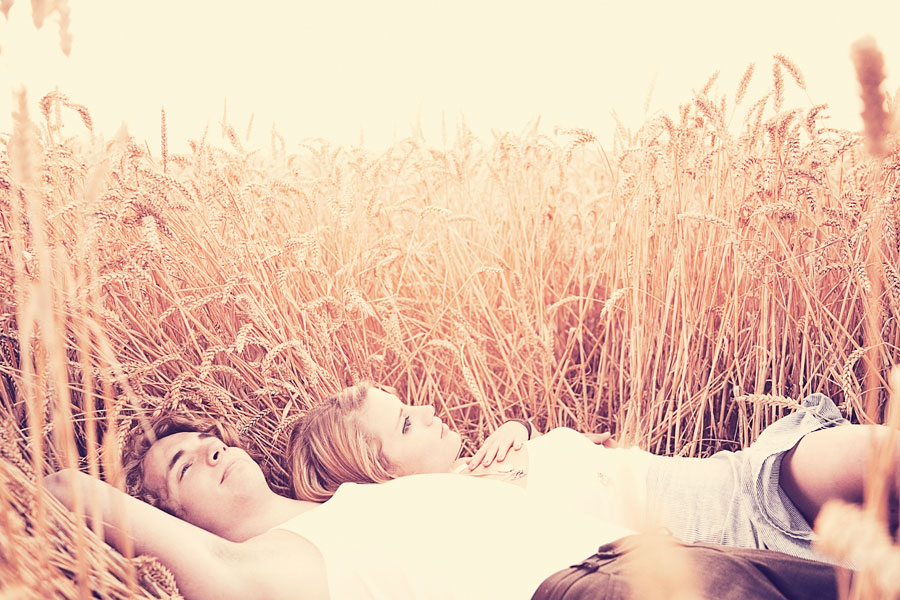 Любимый проснуться вместе. Двое лежат на траве. Влюбленные лежат на траве. Двое влюбленных лежали во ржи. Парень и девушка лежат на траве.