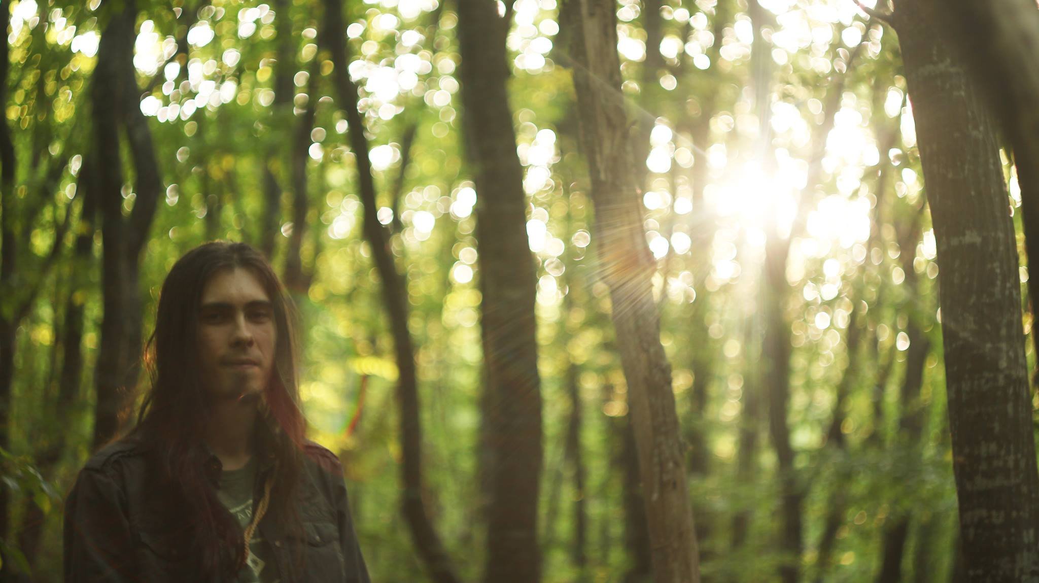 Человек на фоне леса. Forest calling. Мураками темный лес. Forest calling. Парень в лесу.