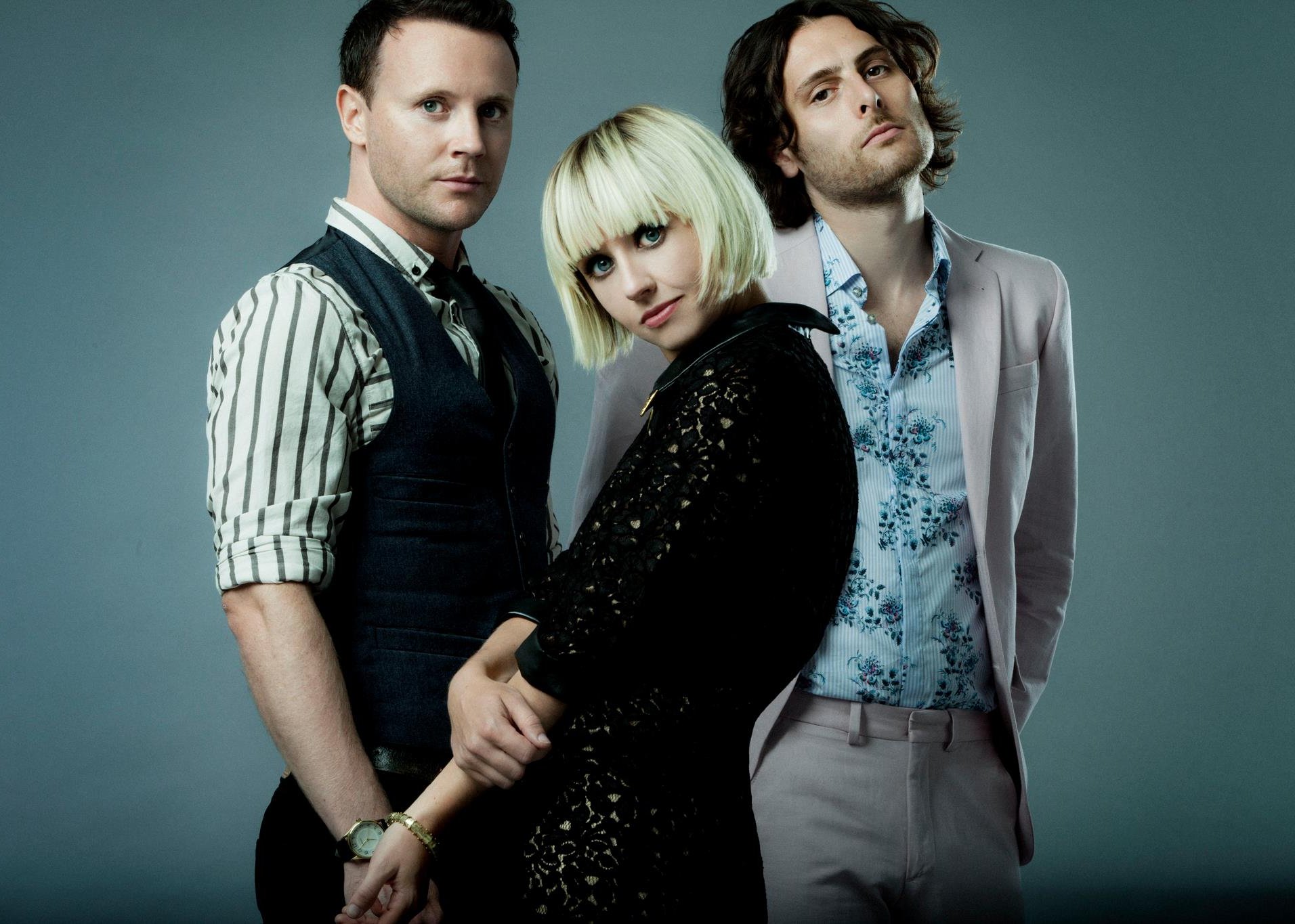 Formidable где послушать. Формидабле песня. Формидабль стромае. Стромае формидабле. Стромай фото с обложек альбомов.