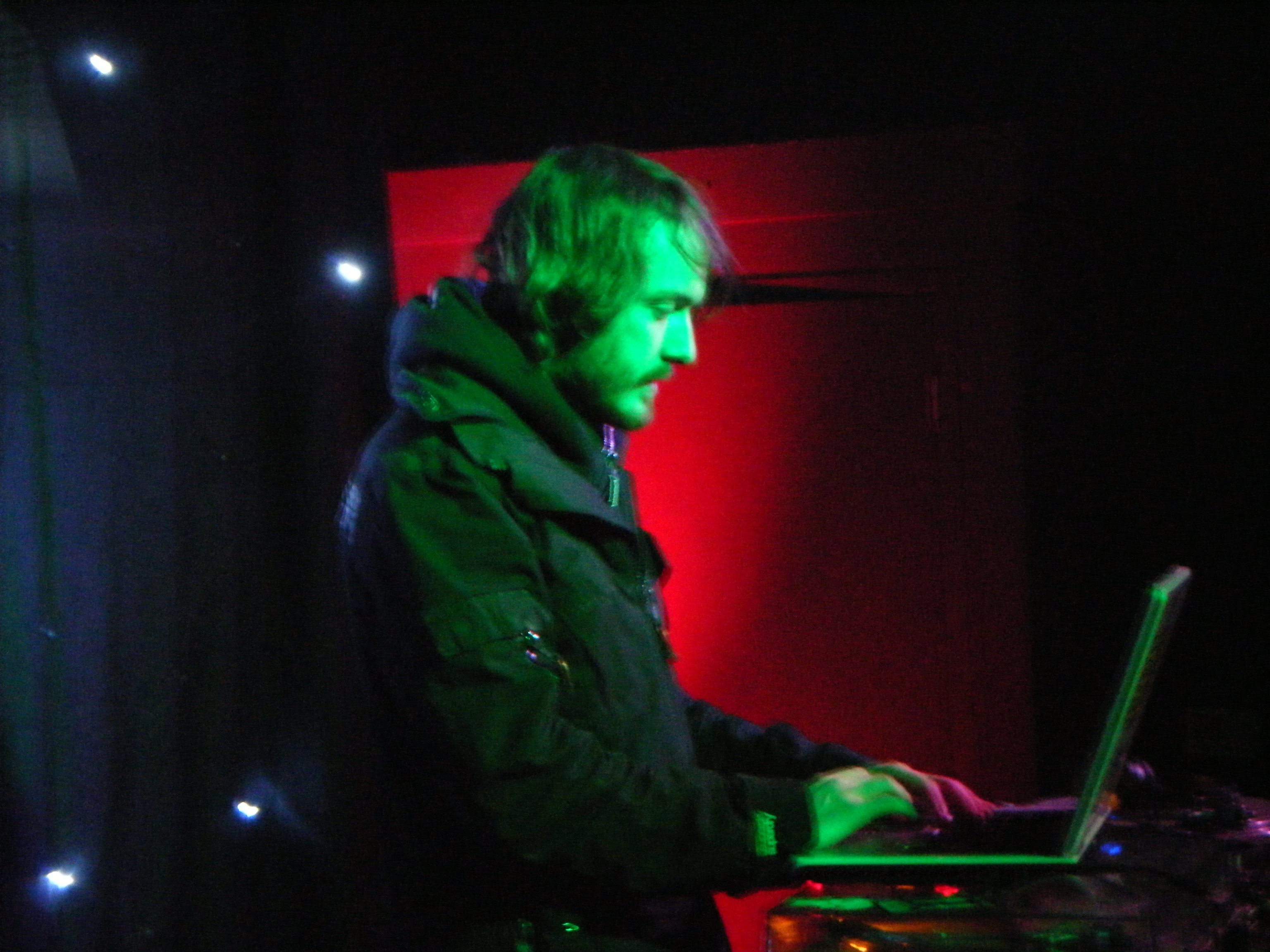 Александр ширанов новодвинск. Эд ширан bad habits. Listen ed. Listen ed. Listen ed.