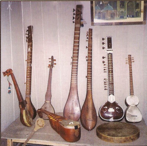 Таджикский инструмент. Узбекский рубаб музыкальный инструмент. Узбекский струнный музыкальный инструмент рубаб. Афганский рубаб. Таджикский музыкальный инструмент рубаб.