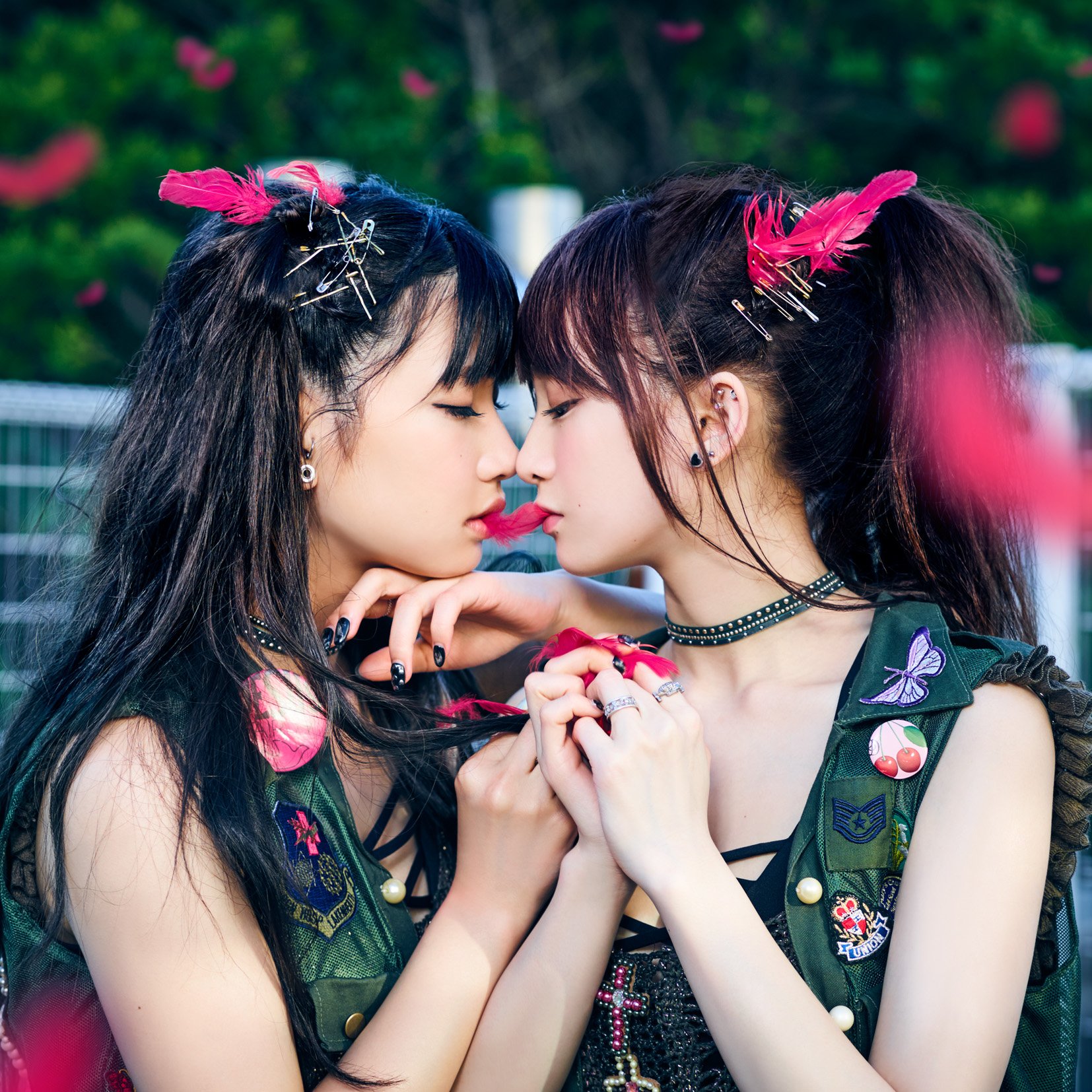 Japanese girl lesbian. Группа LADYBABY. LADYBABY Pinky. LADYBABY - Pinky Pinky. LADYBABY И BABYMETAL.