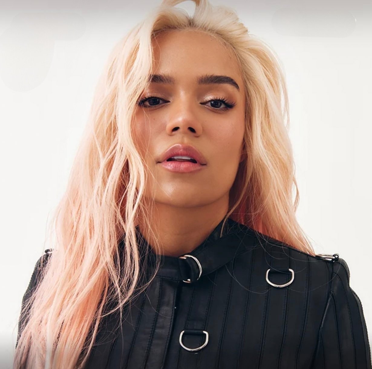 Томми генезис. Певица tiesto karol. Karol g oki. Karol g. Karol g oki.