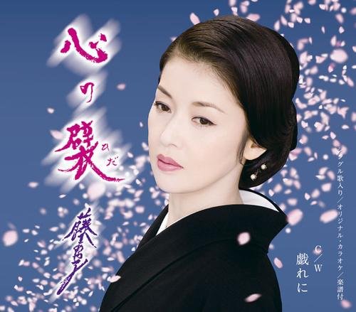 Ayako Fuji dalam gaun ketat dengan belahan dada dalam - Instagram