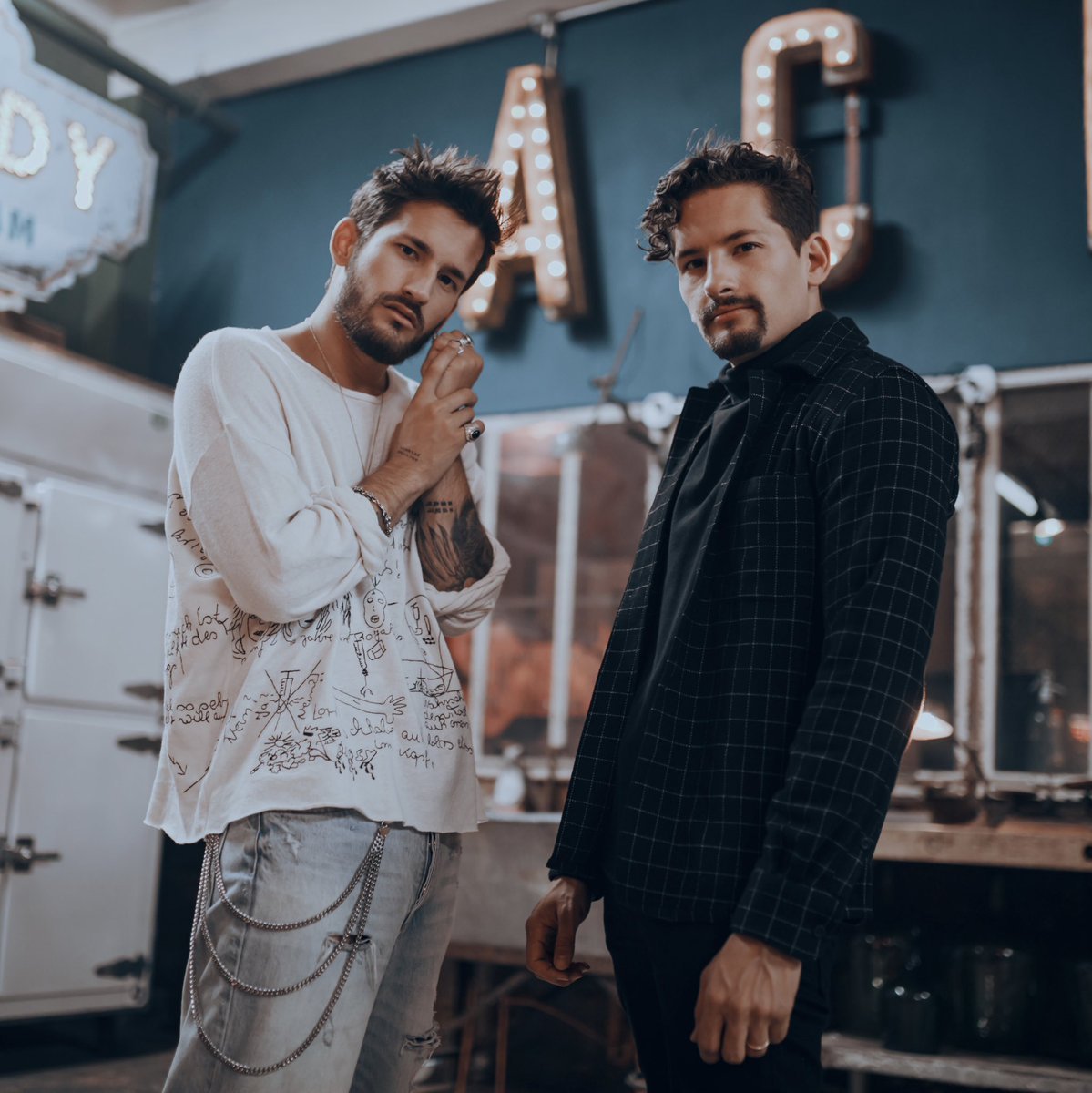 Desconocidos - Mau y Ricky (Lyrics)