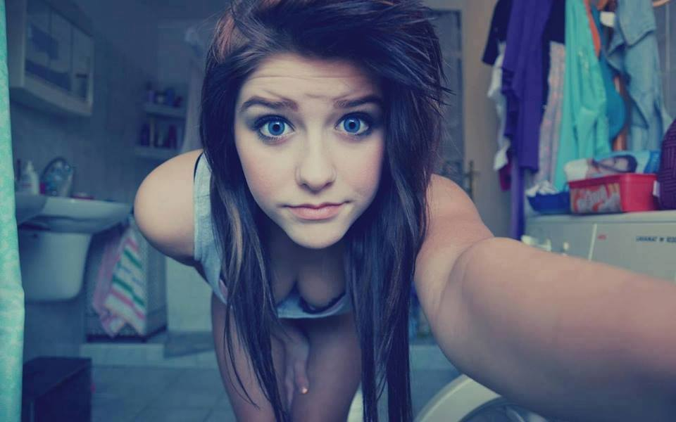 Otngagged bending webcam brunette