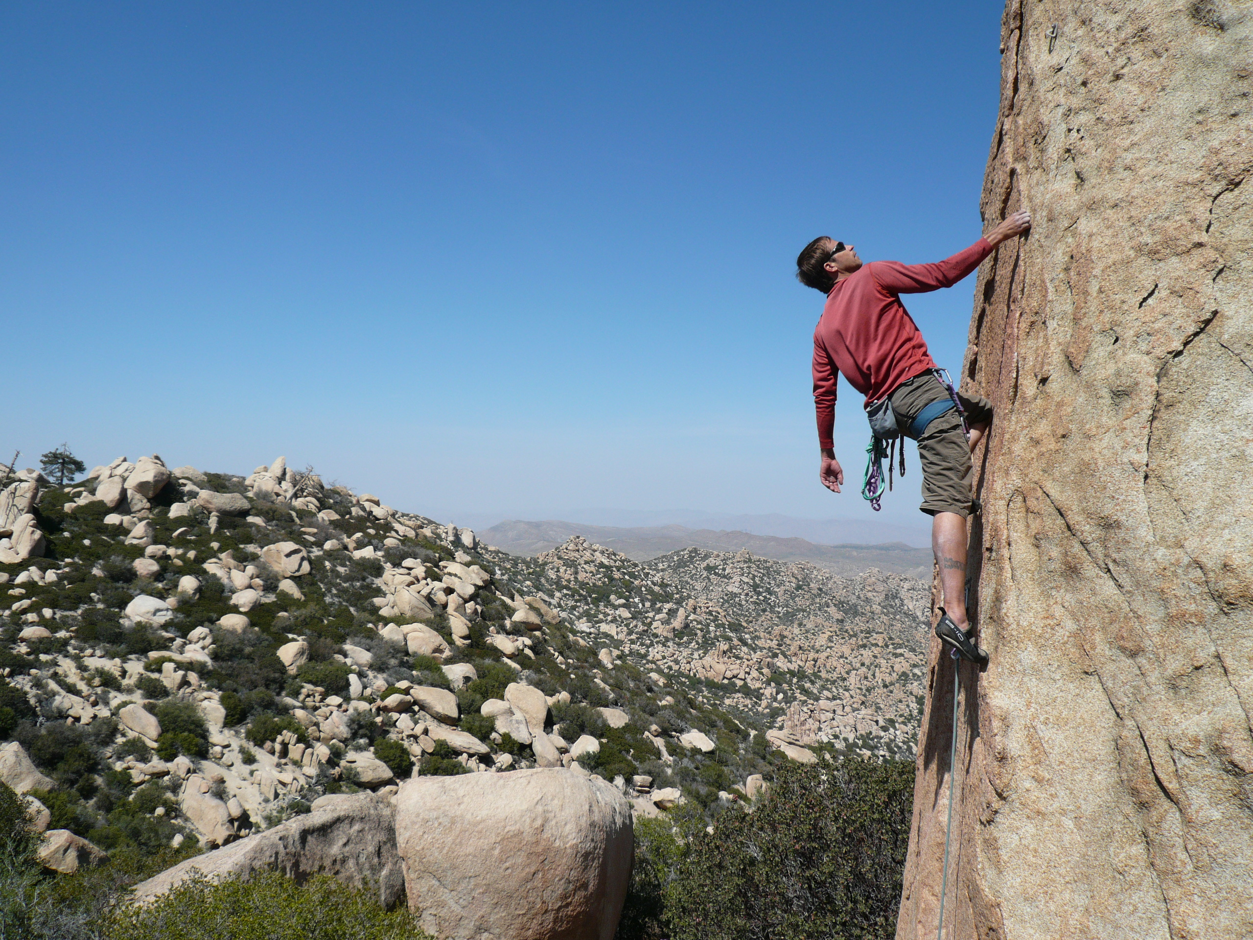 Лазить по горам. Скалолаз перед горой. Клаймбинг. Climb the Mountain игра. Climb picture