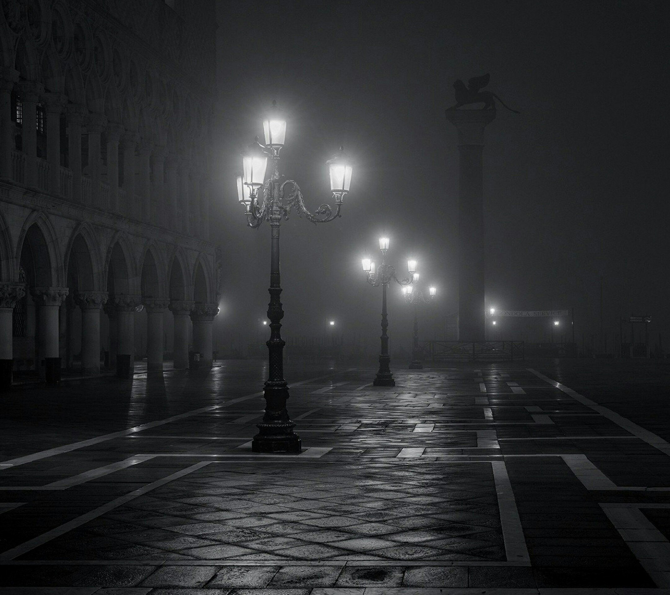 Ночные фонари обои на телефон. Темная улица. Ночная улица с фонарями. Темная улица с фонарями. Город ночью.