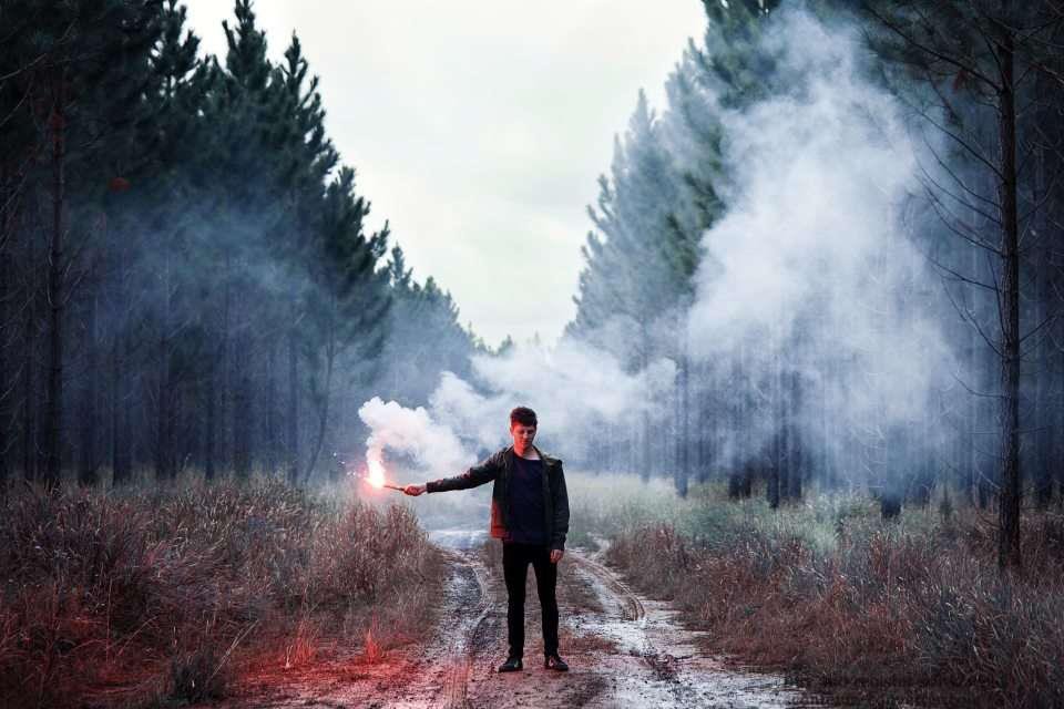 Человек с дымовой шашкой