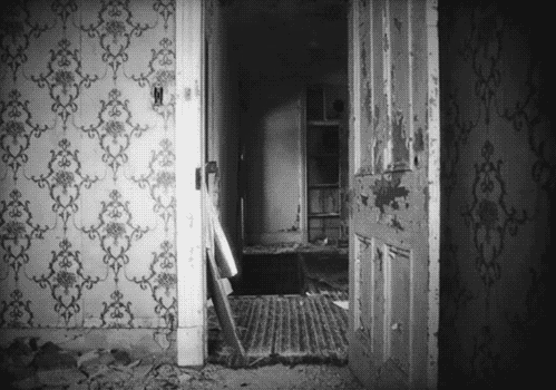 Не страшно в комнате было. Страшные призраки в комнате. страшная дверь.