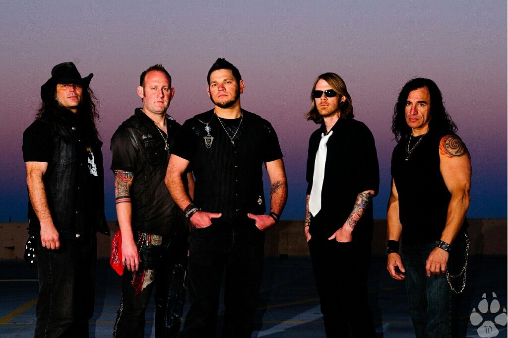 Down low - moonlight. Wildes herz down below. 3 doors down фото группы. Песня downed группа. Guns down группа.