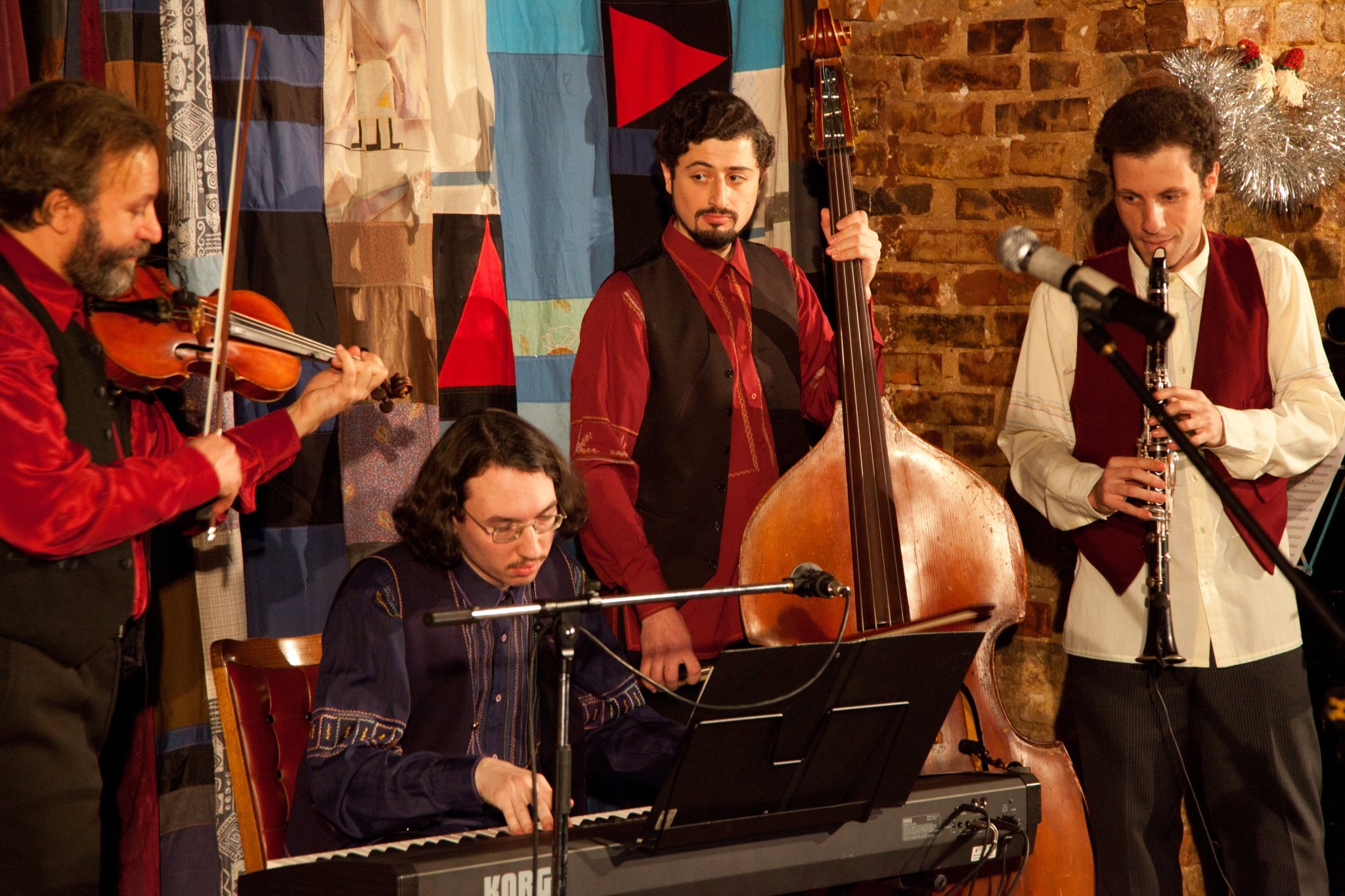 Еврейские музыканты. Хасиды танцуют нагила хава. Еврей скрипач. Еврейская группа музыкальная. Еврейский народный театр.