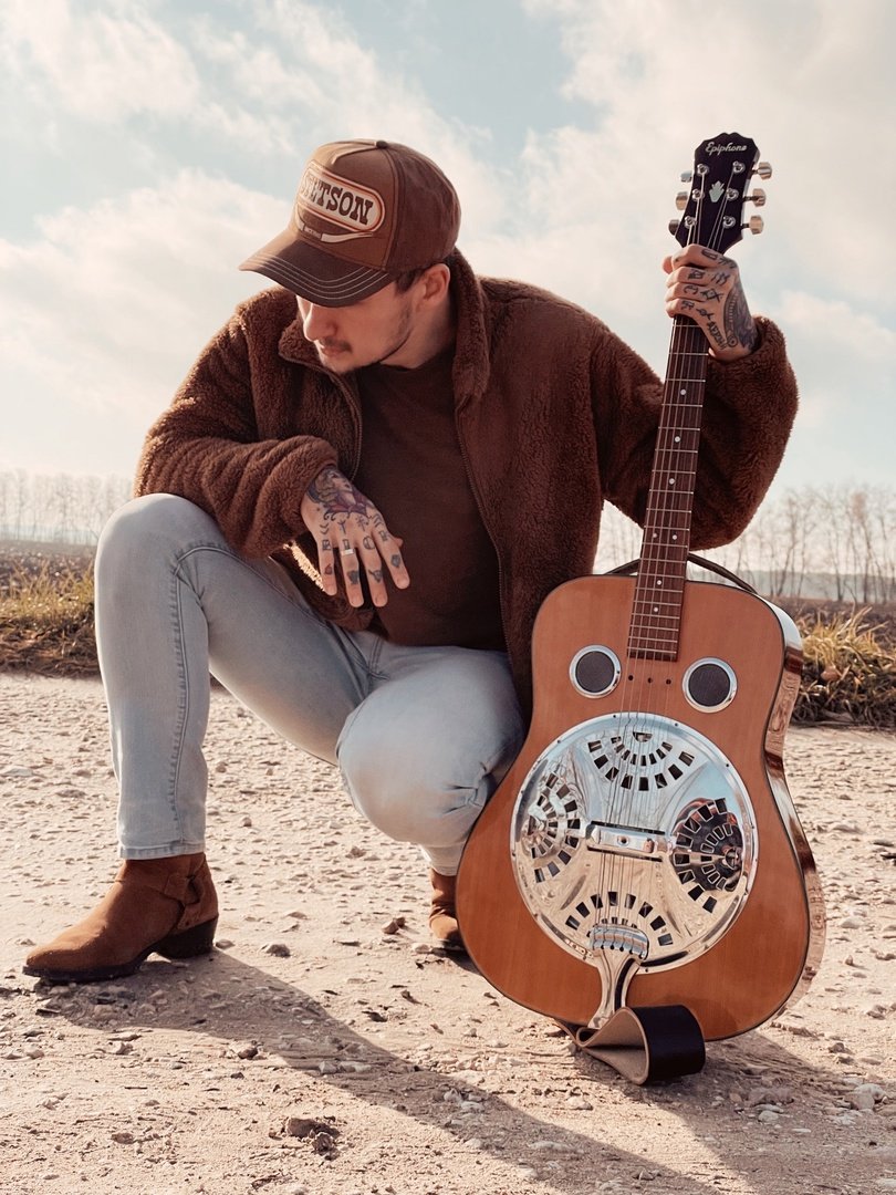 Jesse bravo исполнитель группа. Старый дед jesse bravo. Jesse bravo певец. Jesse bravo исполнитель группа. Делай кач песня.