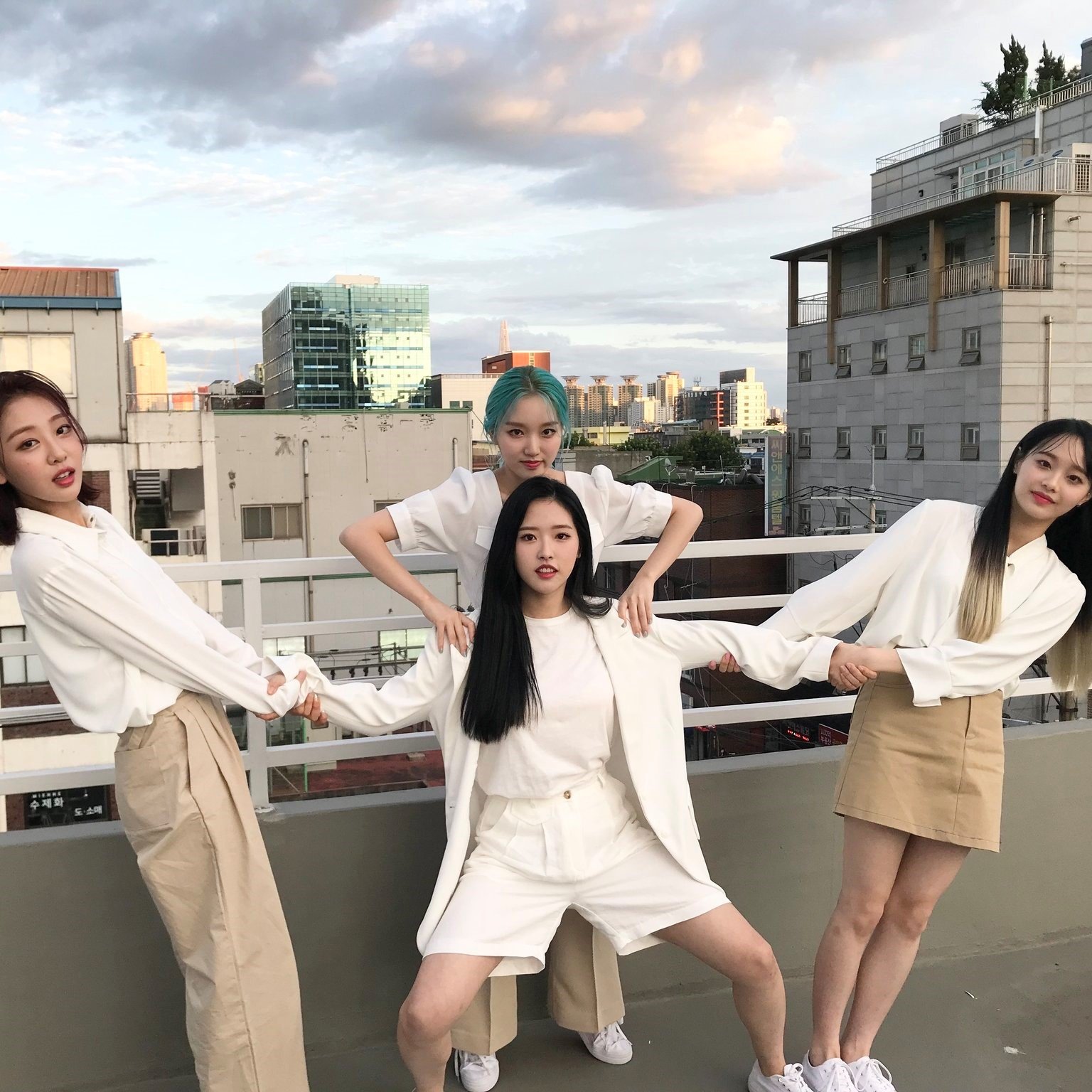 LOONA/yyxy music, videos, stats, and photos | Last.fm