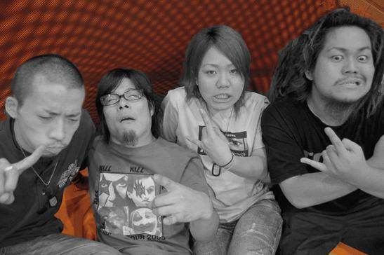 Maximum the hormone chuchu lovely munimuni перевод. Maximum the hormone дайсукэ цуда. дайсукэ цуда maximum the hormone 2025. группа maximum the hormone. maximum the hormone фото.