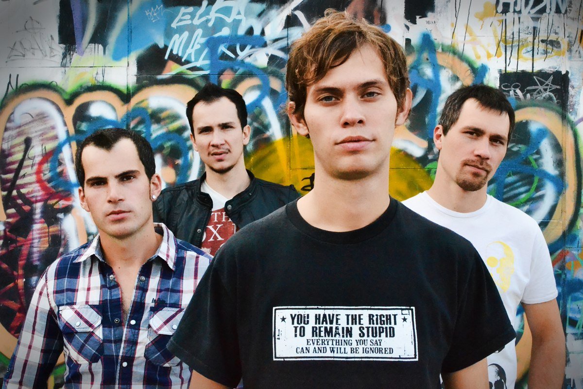 Раз два три мем. Мастерица связала свитер и продала его за 1000 рублей. Девушка в пабе. Женщина успеть в дверь. Чмэ3 авария.