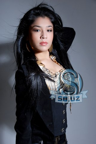 Gangbang porno tomosha qilish Qiz poshnali poshnali olatni oyoq osti qiladi