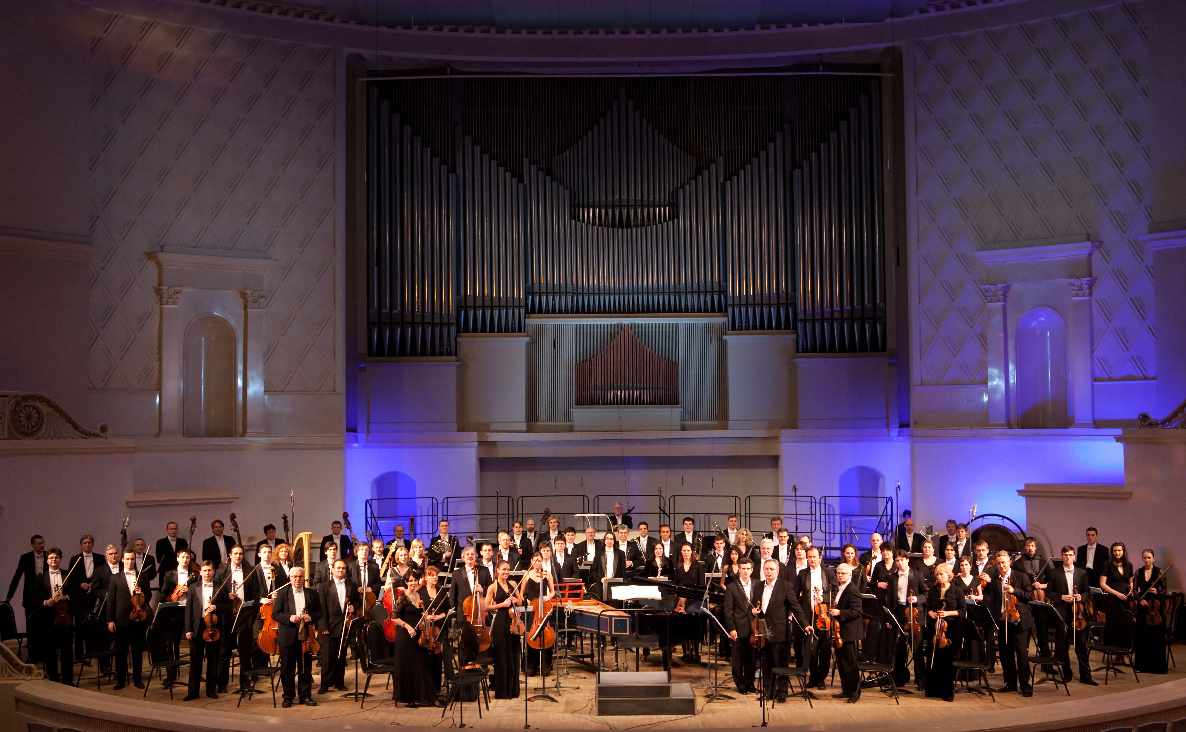 Russian orchestra. Российский национальный оркестр Плетнев. Российский национальный оркестр Плетнев 1990. Концертный зал Чайковского симфонический оркестр. Оркестр Иоганна Штрауса.