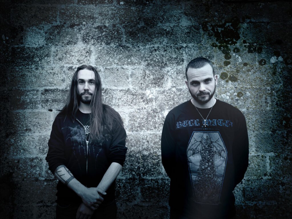 Under dark. Monolink - under darkening skies. женщина показывает на глаз. джейсон скотт дженкинс. красивое темное небо.