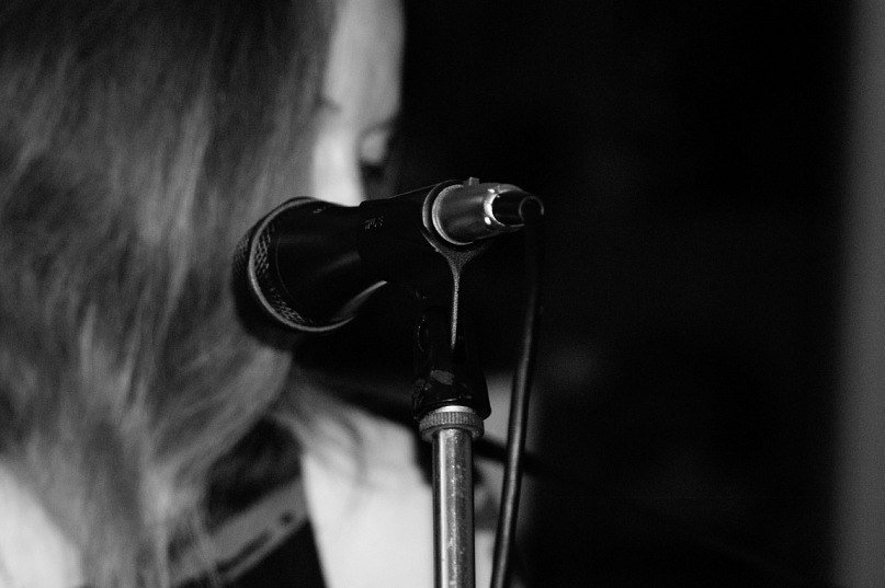 Ветер воли песня. Ветер воли песня. Девушка бежит в поле. Ветер воли песня. Девушка бежит по полю.