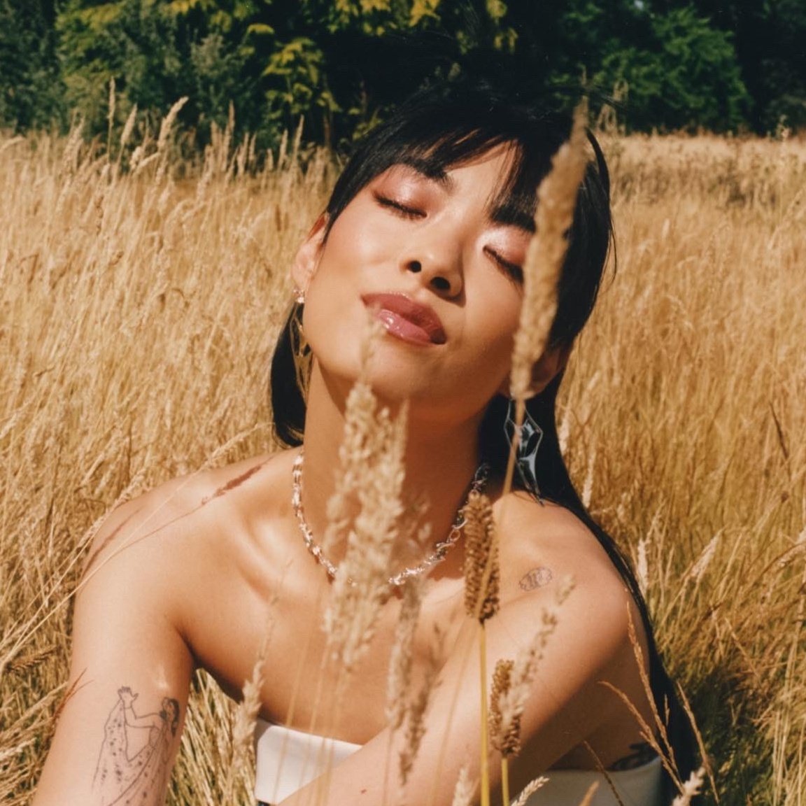 Rina Sawayama adlı sanatçının We Out Here parçası için video.