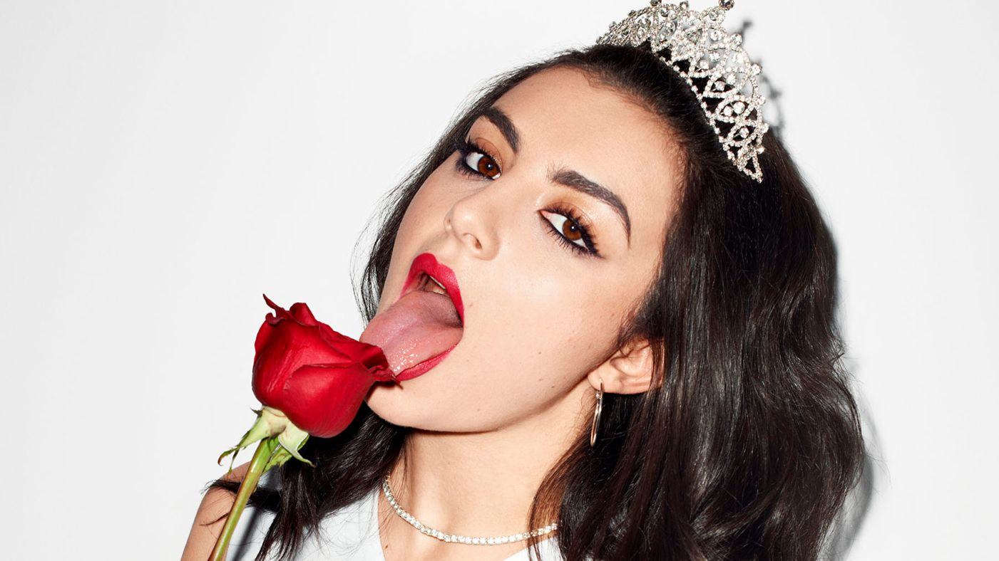 Перевод guess charli xcx feat billie eilish. Чарли xcx. charli charli xcx. певица чарли хсх. чарли хсх 2025.