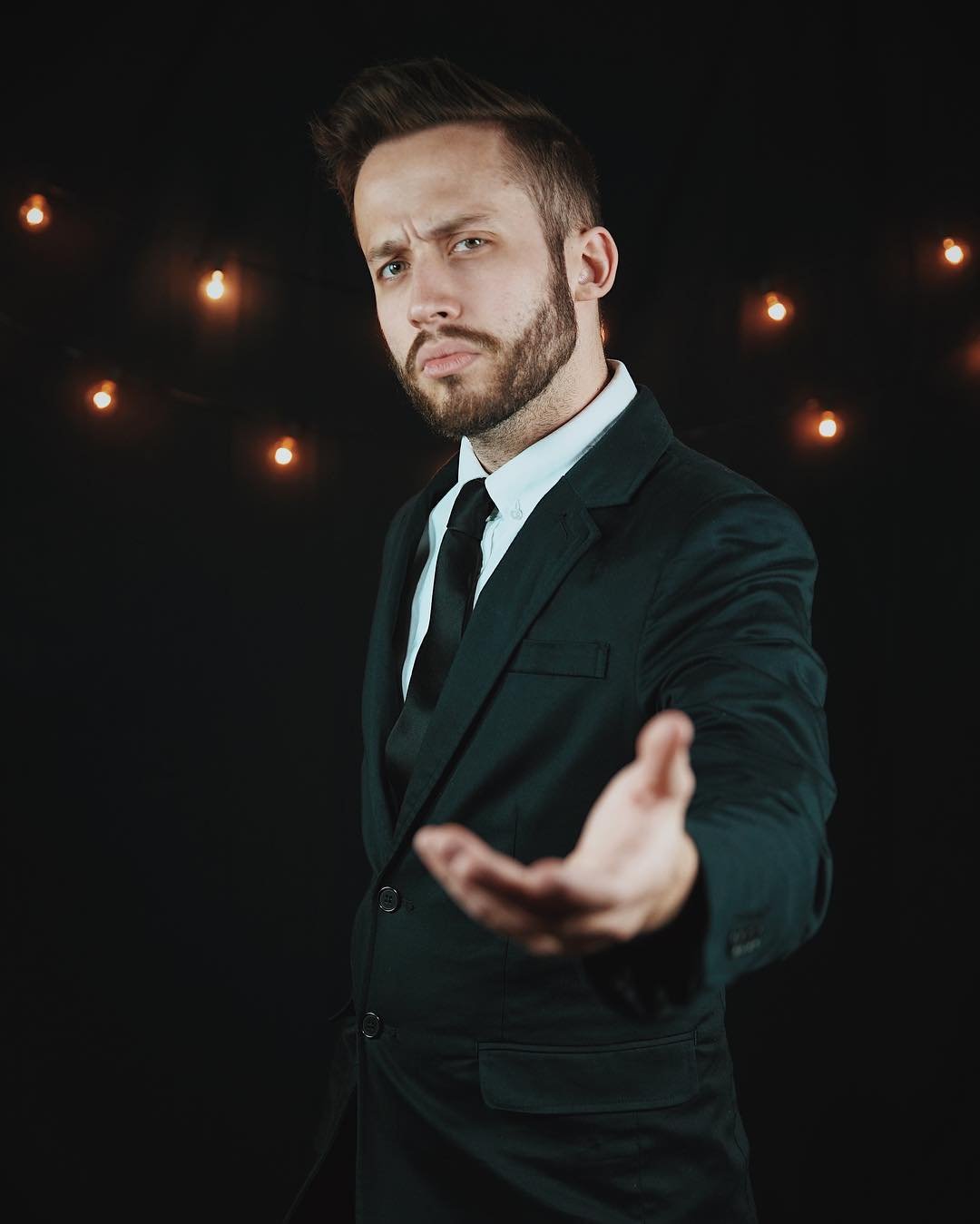 Jonathan mp3. Кто снимался в клипе элтона джона sacrifice. Джонатан йонг. Jonathan roy lost album. Музыка fred.