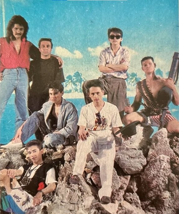 Rus tilida osiyolik ayolni sikish Qiz dostlari spirtli ichimliklarga haddan tashqari berilib, lezbiyen jinsiy aloqada bolishgan.