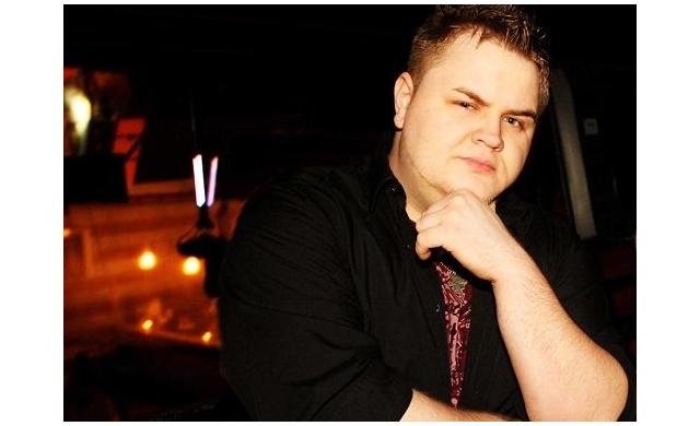 Дж тур т2. Комментарий к игре диджея. Диджей калед. Комодо исполнитель певец. The roxy nightclub.