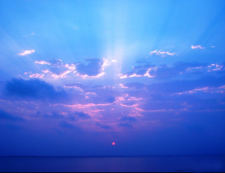 небо в оттенках индиго. небо цвета индиго. синий цвет. цвет индиго в природе. пейзаж в цвете индиго.