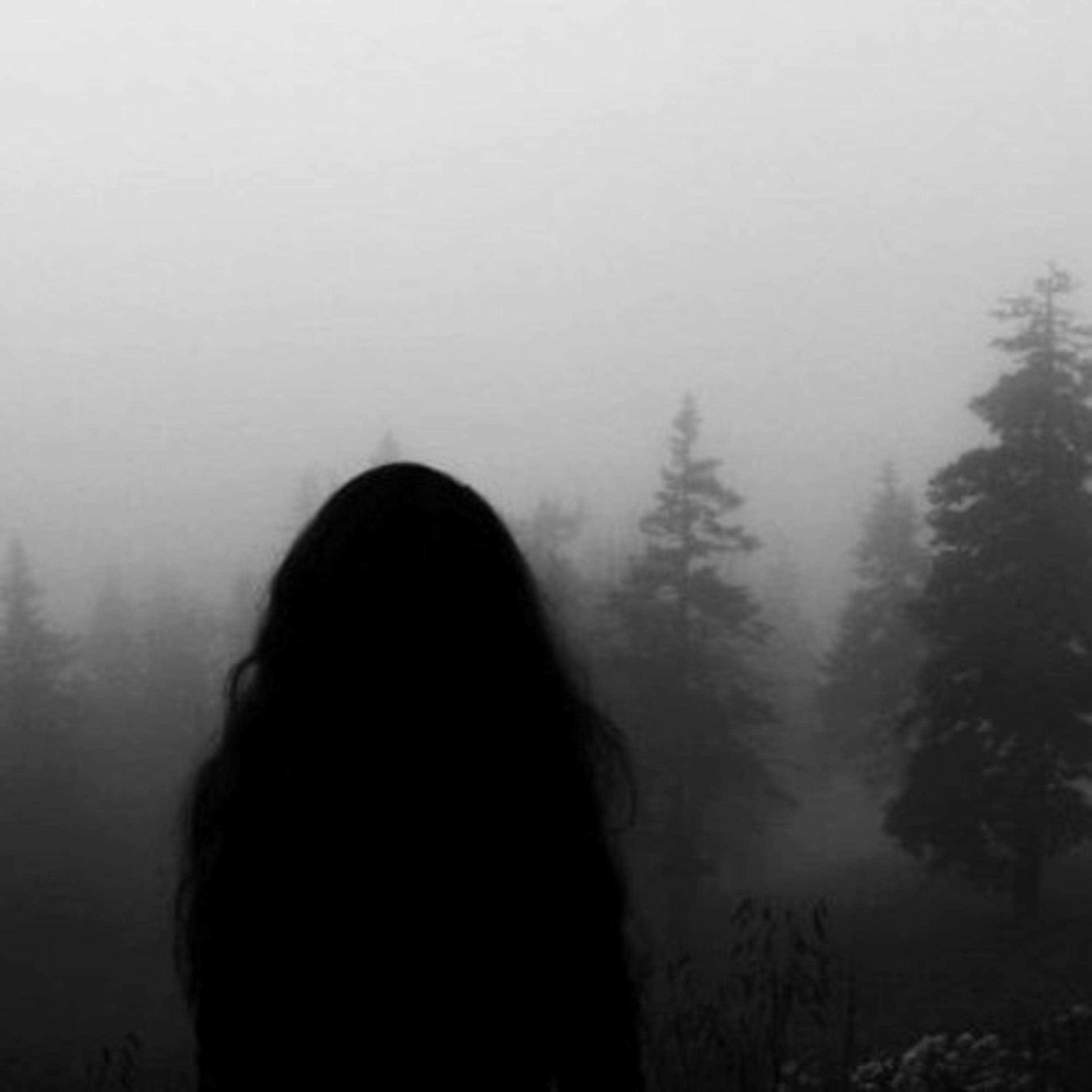 Темный грусть. Девушка в тумане. Черная депрессия. Девушка в темном лесу. Депрессивная девушка.