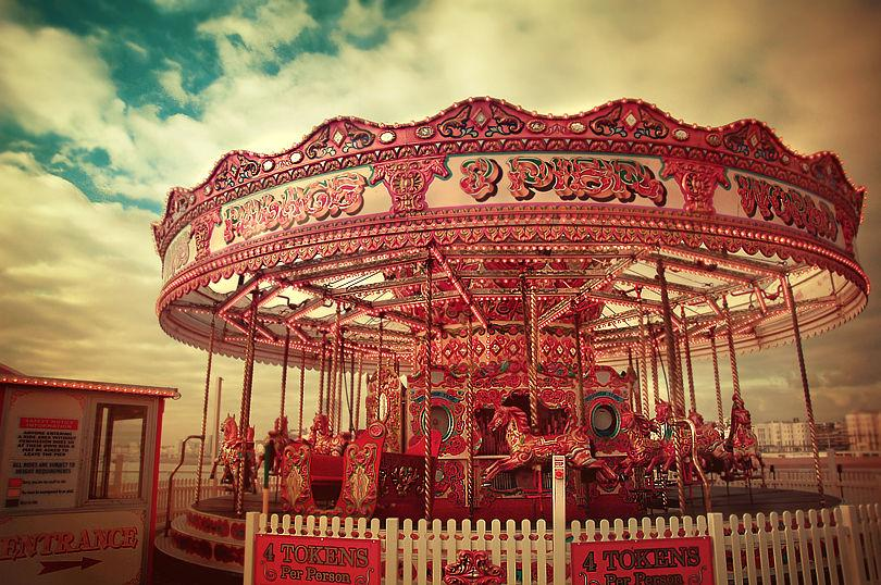 Everybody go round round. Merry go Round Карусель. Карусель Merry-go-Round, 1979. Карусель жизни. Крыша карусели.