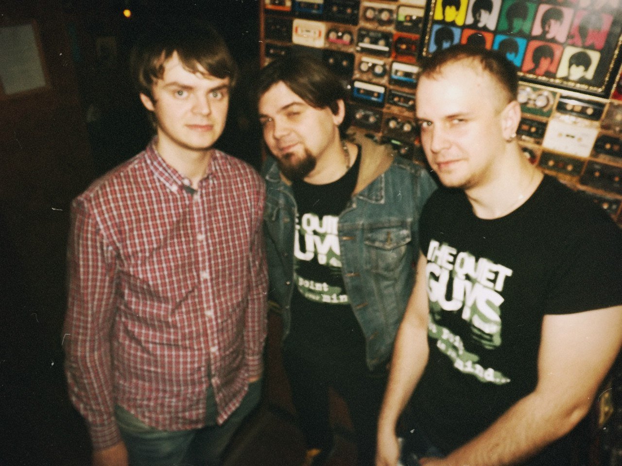 Танир и темча группа. Tanir tyomcha. Петлюра альбомы. Ребенок в наушниках. Потеряли пацана.