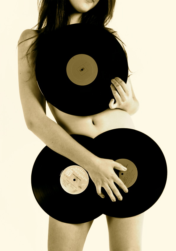 Альбомы девушек. Брюнетка с голубыми глазами. Девушка в весеннем саду. Альбомы девушек. Красивые телочки.