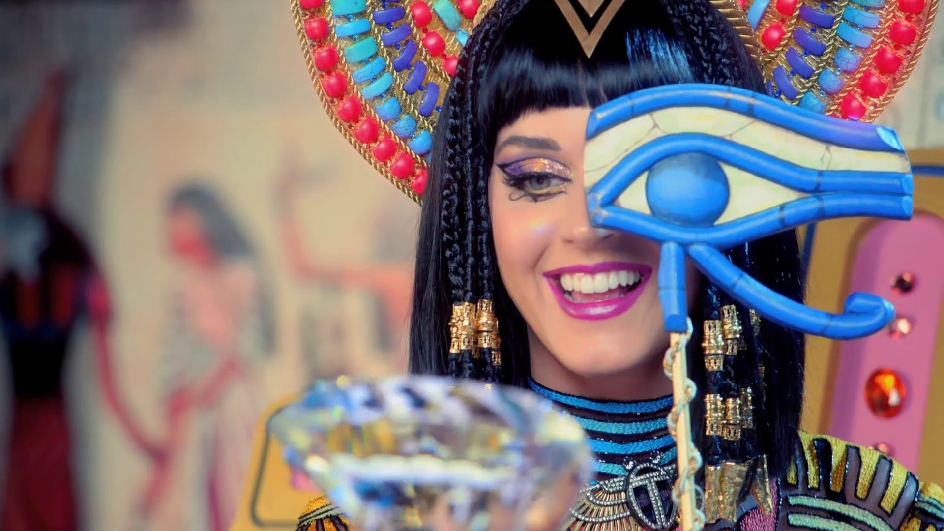 Кэти перри dark horse. Katy perry dark horse клип. Katy perry египет. Katy perry египет. Девочка поет dark horse.