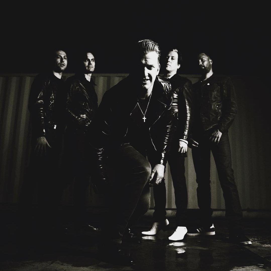 Queen of the stone age go. Группа queens of the stone age. queens of the stone age вокалист. queens of the stone age 2025. queens of the stone age рок группа.