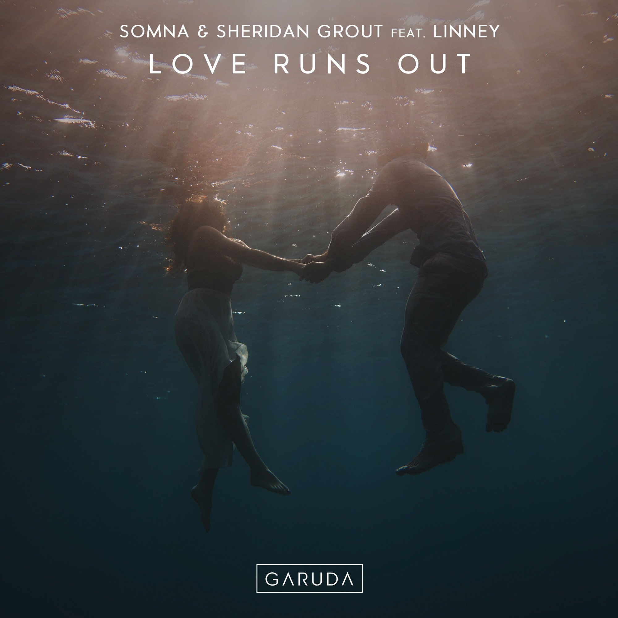 Runs out over. Парень тонет в воде. Человек погружается в воду. Тонуть в любви. К чёрту любовь.