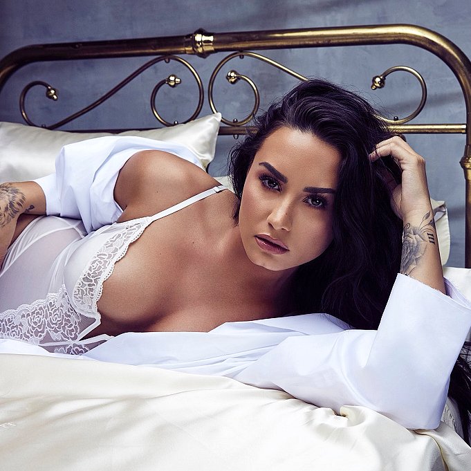 Cover Demi Lovato - Low Rise Jeans