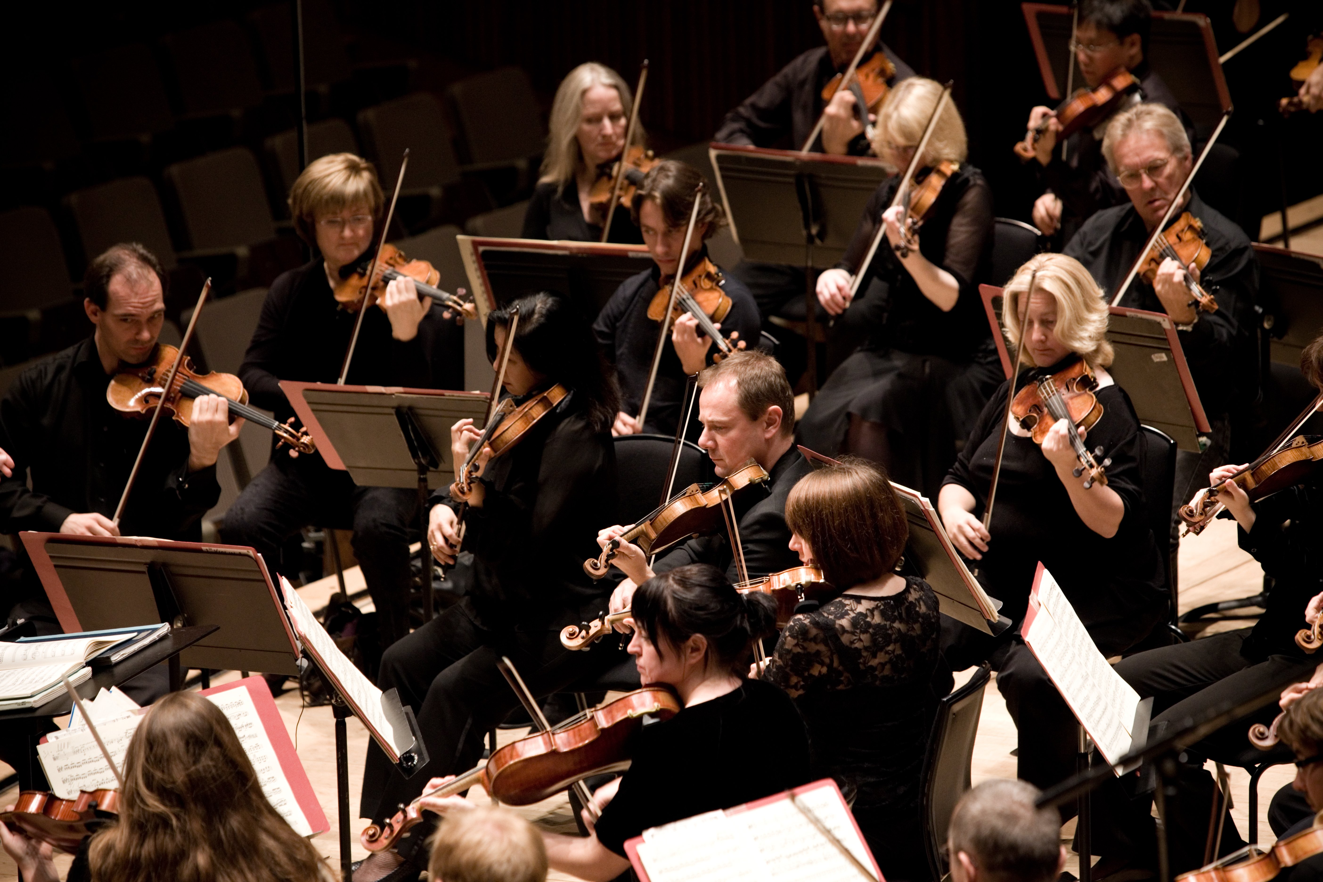 Last orchestra. Современный симфонический оркестр. Оркестр английской филармонии. Скрипка в оркестре. Скрипка в симфоническом оркестре.