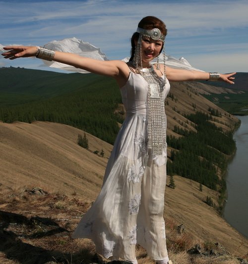 Якутский певец уруаха. Якутские прически женские. Юлиана кривошапкина хомус. Марба кыыс что это такое. Казачье усть-янский улус.