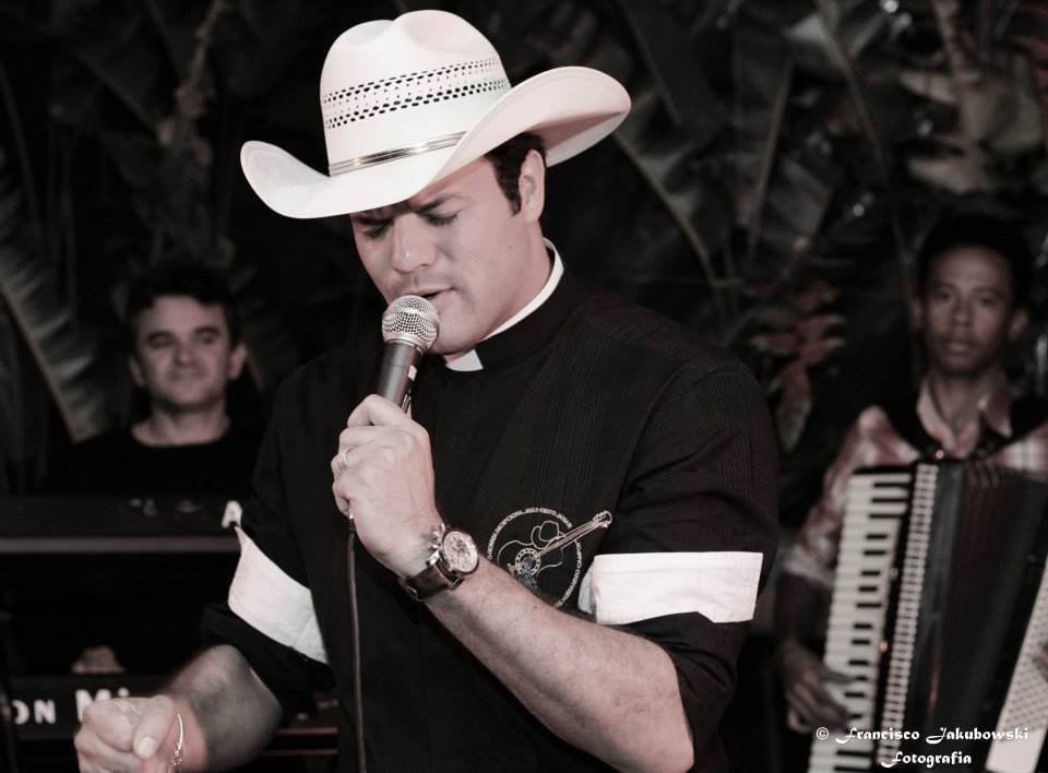 Падре пио статуи. Marcelo rossi. Падре алькадес. Падре браун кроче ацдщурра. Песня падре.